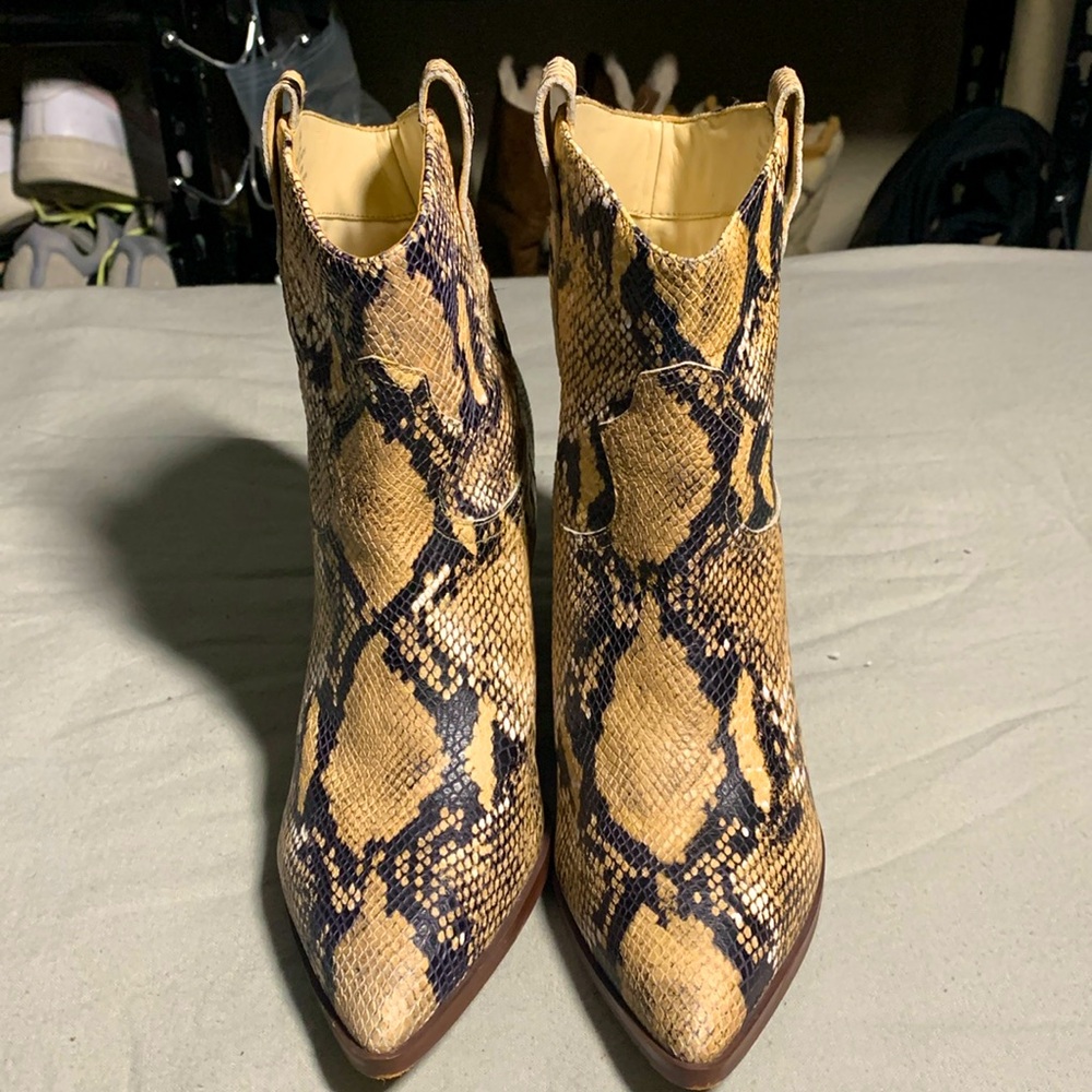 Gibson Latimer Womens  9.5 snake embossed ankle booties